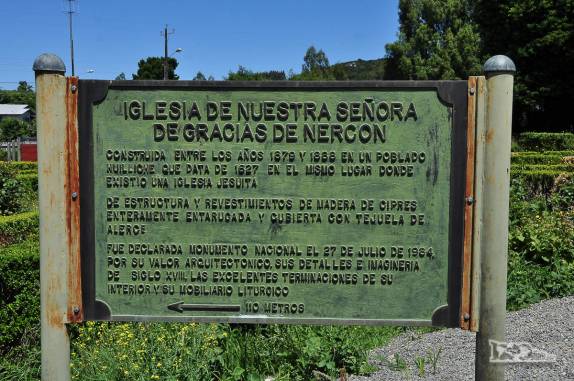 Placa informativa sobre a igreja de Nercon, ao sul de Castro, na Ilha de Chiloé, no sul do Chile